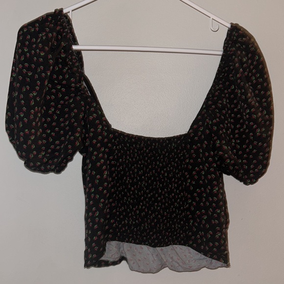 UO bellcap crop top w/ corset back and wrap design. Black and red floral design - Picture 5 of 7